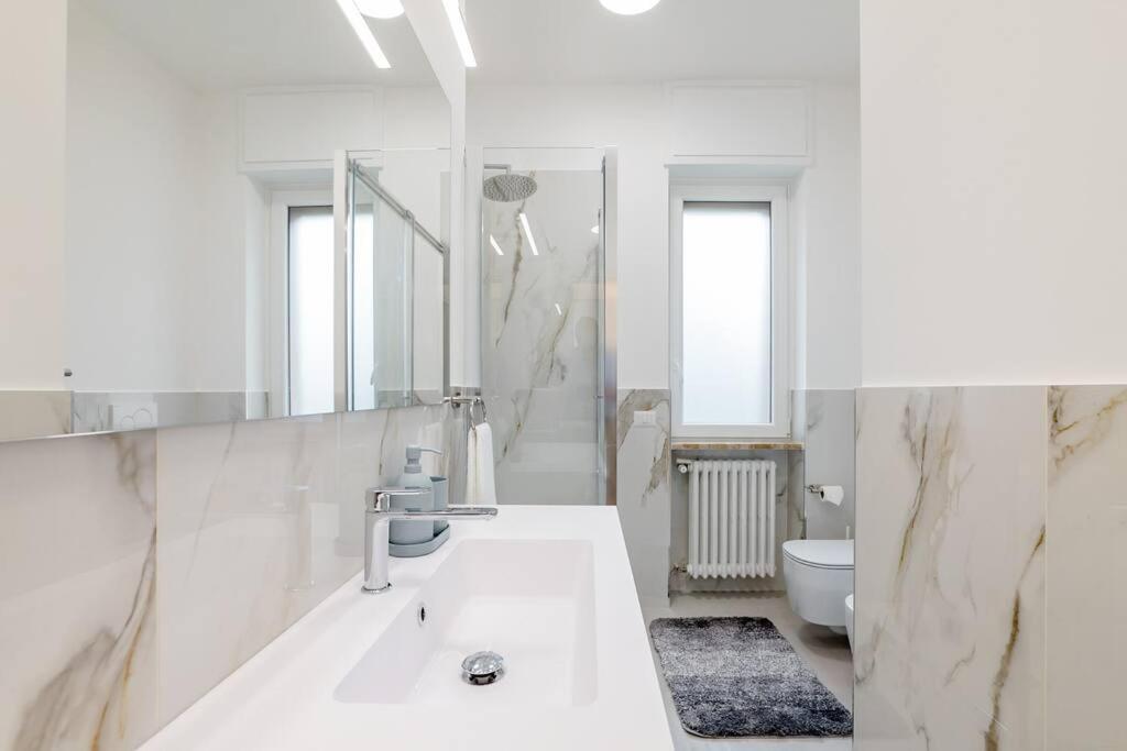 Luxury 1 Bedroom Apartment, Close To San Siro, Fiera And 10 Min Metro To Duomo Mediolan Zewnętrze zdjęcie