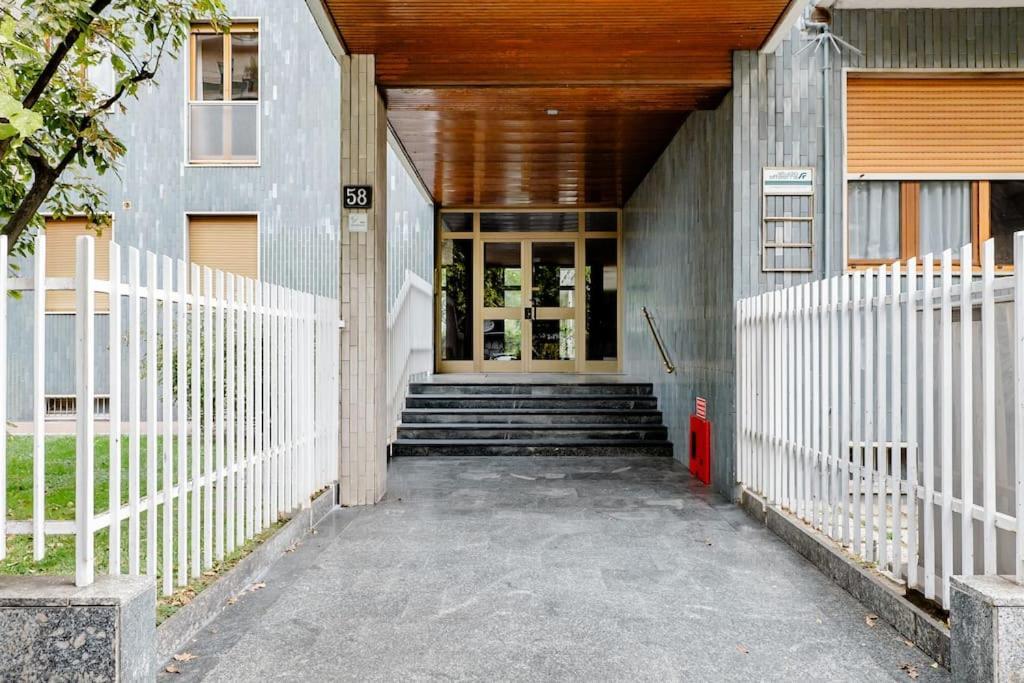 Luxury 1 Bedroom Apartment, Close To San Siro, Fiera And 10 Min Metro To Duomo Mediolan Zewnętrze zdjęcie