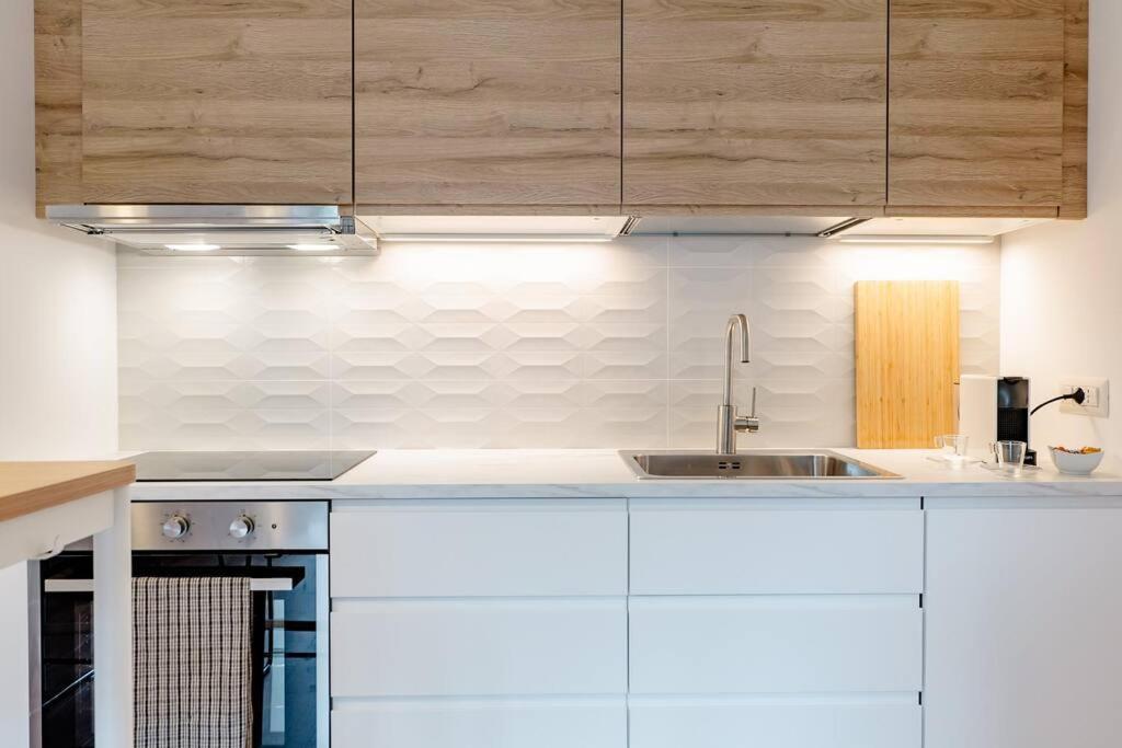 Luxury 1 Bedroom Apartment, Close To San Siro, Fiera And 10 Min Metro To Duomo Mediolan Zewnętrze zdjęcie
